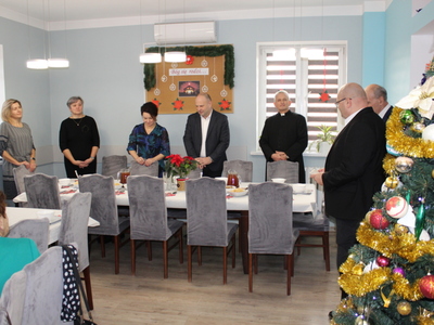 1)	Zdjęcie wykonane w sali głównej Domu Dziennego Pobytu Senior+ w Sompolnie. Przedstawia gości zaproszonych na Spotkanie Wigilijne.