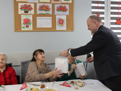 5)	Na fotografii burmistrz miasta Sompolna wręczający prezenty uczestnikom