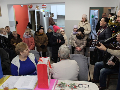 3)	Na fotografii dzieci i seniorzy śpiewają kolędę.