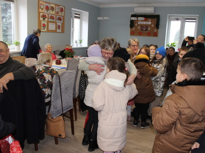 4)	Fotografia przedstawia dzieci przytulające się do seniorów.