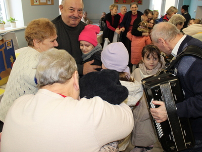 5)	Zdjęcie przedstawia dzieci przytulające się do seniorów.