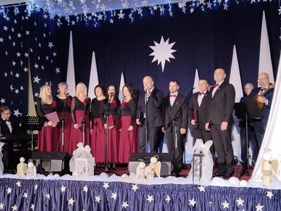 1)	Zdjęcie wykonane podczas samorządowego kolędowania w Kramsku. Prezentuje przedstawicieli gminy Sompolno.