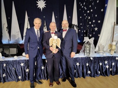 2)	Na zdjęciu od lewej: Andrzej Prętnicki – radny, Zygmunt Teodorczyk – przewodniczący seniorów, Tomasz Majewski – dyrektor mgops w Sompolnie.