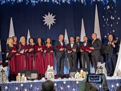 4)	Fotografia przedstawia zespół samorządowców z gminy Sompolno podczas występu.