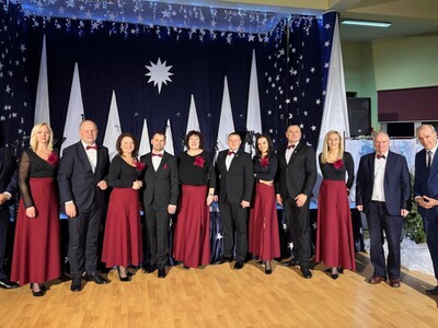 5)	Na zdjęciu grupa z Sompolna biorąca udział w Samorządowym Kolędowaniu w Kramsku.