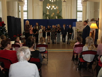 6)	Na zdjęciu aktorzy, opiekunowie, organizatorzy oraz część publiczności.