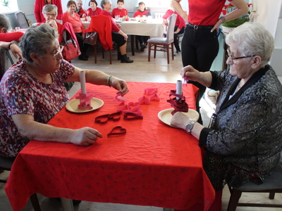 Na fotografii dwie seniorki grające w grę zręcznościową.
