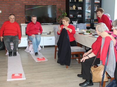 Fotografia przedstawia dwóch seniorów biorących udział w konkurencji sprawnościowej.