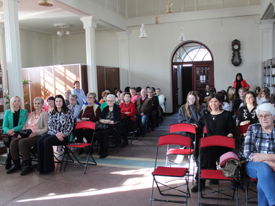 1) Zdjęcie wykonane w Miejsko – Gminnej Bibliotece Publicznej w Sompolnie. Przedstawia uczestników spotkania autorskiego wraz z pisarką