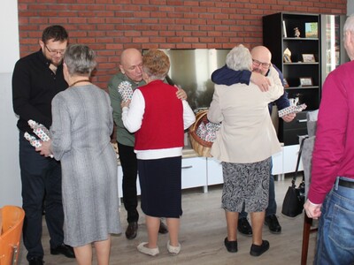 3) Na zdjęciu seniorki wręczają upominki mężczyznom