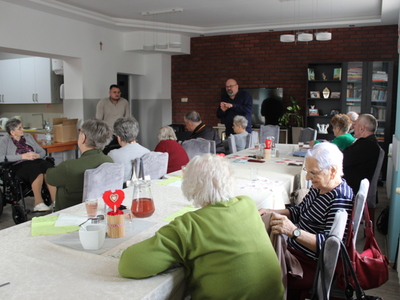 Zdjęcie wykonane w sali głównej domu dziennego pobytu w Sompolnie. Przedstawia dyrektora mgops w Sompolnie,  konsultanta medycznego oraz uczestników ddp.
