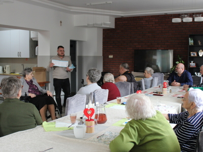 Na fotografii konsultant medyczny prezentujący broszurę na temat refundacji.