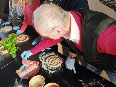 Zdjęcie wykonane podczas pracy nad samodzielnym wykonaniem pizzy