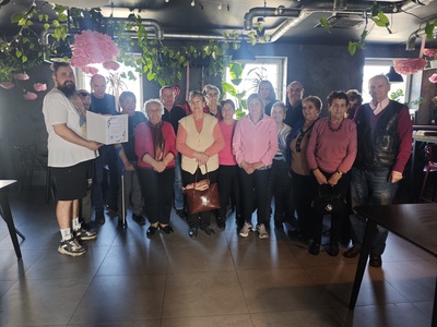 Zdjęcie przedstawia wszystkich uczestników spotkania w pizzerii