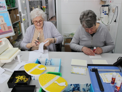 Na zdjęciu dwie seniorki wykonują kartki wielkanocne