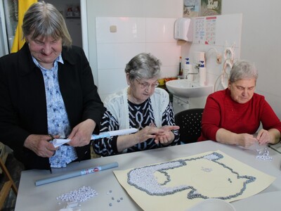 Na zdjęciu panie wykonują baranka z kulek bibuły