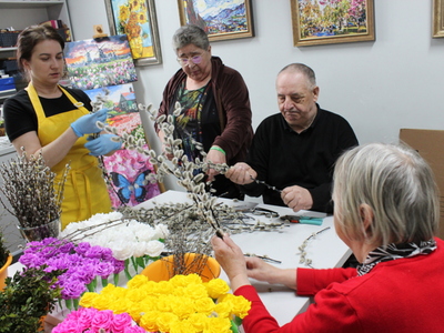 Zdjęcie przedstawia układanie palm wielkanocnych