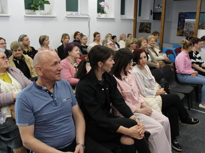 2. Zdjęcie przedstawia uczestników prelekcji przygotowanej przez koniński Klub „Amazonki” w Dziennym Centrum Wsparcia w Sompolnie