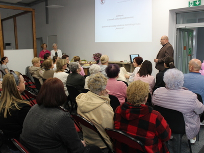 3. Na zdjęciu Dyrektor Miejsko-Gminnego Ośrodka Pomocy Społecznej w Sompolnie, który wita i przedstawia Panie z Konińskiego Klubu „Amazonki”. Fotografia przedstawia również zgromadzonych gości.