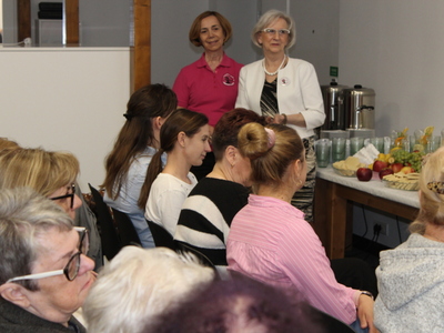 4. Zdjęcie przedstawia dwie kobiety - „ Amazonki „’ podczas prowadzenia warsztatów edukacyjnych w tematyce nowotworu piersi i jąder