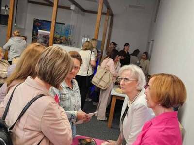 8. Na zdjęciu przedstawione są Panie z „Amazonek” , które pokazują zgromadzonym kobietą jak wykonywać samobadania piersi