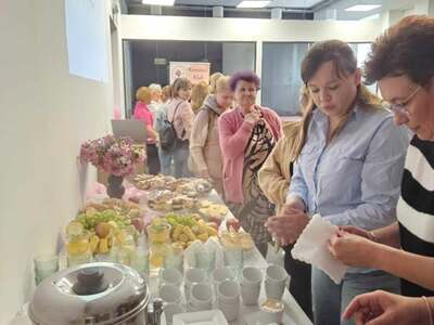 9. Na zdjęciu widoczne są pracownice Centrum Wsparcia przygotowujące kawę, herbatę oraz poczęstunek dla przybyłych gości.