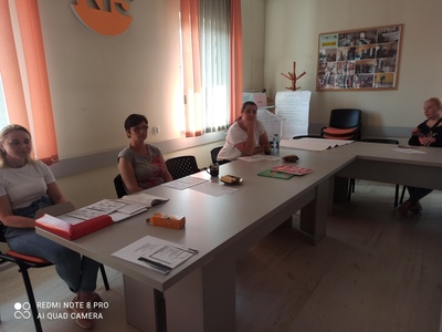 Zdjęcie przedstawia cztery kobiety uczestniczące w warsztatach "Szkoła dla rodziców"