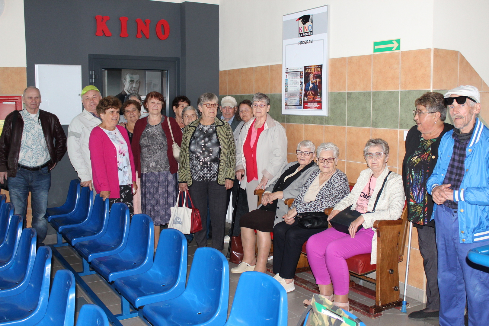 Zdjęcie wykonane przed salą Kina za Rogiem w Sompolnie. Przedstawia seniorów z domu dziennego pobytu .