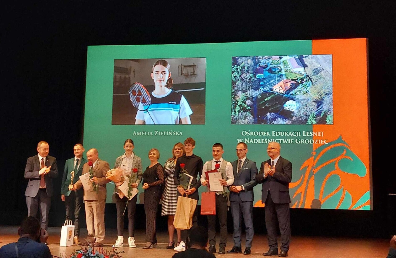 Zdjęcie wykonane podczas 24 Gali Powiatu Konińskiego. Widać na nim nominowanych i nagrodzonych z kategorii sport i turystyka, a wśród nich nasza badmintonistka – Amelia Zielińska.