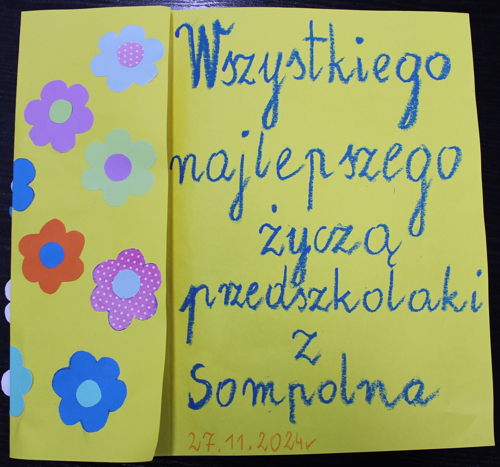 Na zdjęciu laurka dla pracowników socjalnych od dzieci z przedszkola.