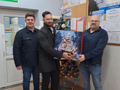 Na fotografii od lewej: Pan Adrian Antoniak i Pan Szymon Stankiewicz - radni powiatu konińskiego oraz Pan Tomasz Majewski - dyrektor MGOPS w Sompolnie ze świąteczną paczką dla potrzebujących dzieci