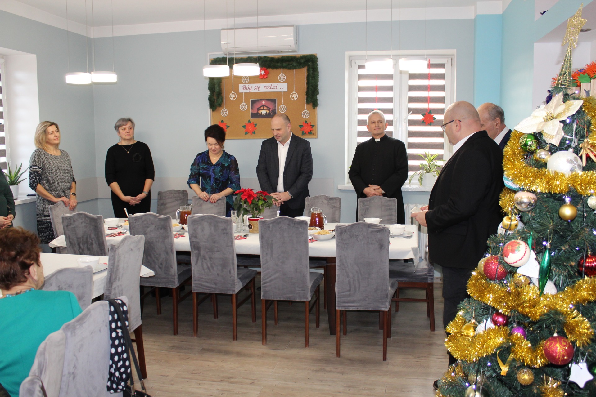 1)	Zdjęcie wykonane w sali głównej Domu Dziennego Pobytu Senior+ w Sompolnie. Przedstawia gości zaproszonych na Spotkanie Wigilijne.