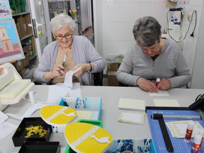 Na zdjęciu dwie seniorki wykonują kartki wielkanocne