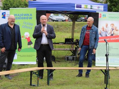 1) zdjęcie przedstawia Burmistrza Miasta Sompolno – pana Waldemara Marciniaka w towarzystwie Pana Tomasza Majewskiego - Dyrektora Miejsko-Gminnego Ośrodka Pomocy Społecznej w Sompolnie oraz Pana Andrzeja Prętnickiego – radnego rady miejskiej podczas uroczystego otwarcia Majówki Seniora