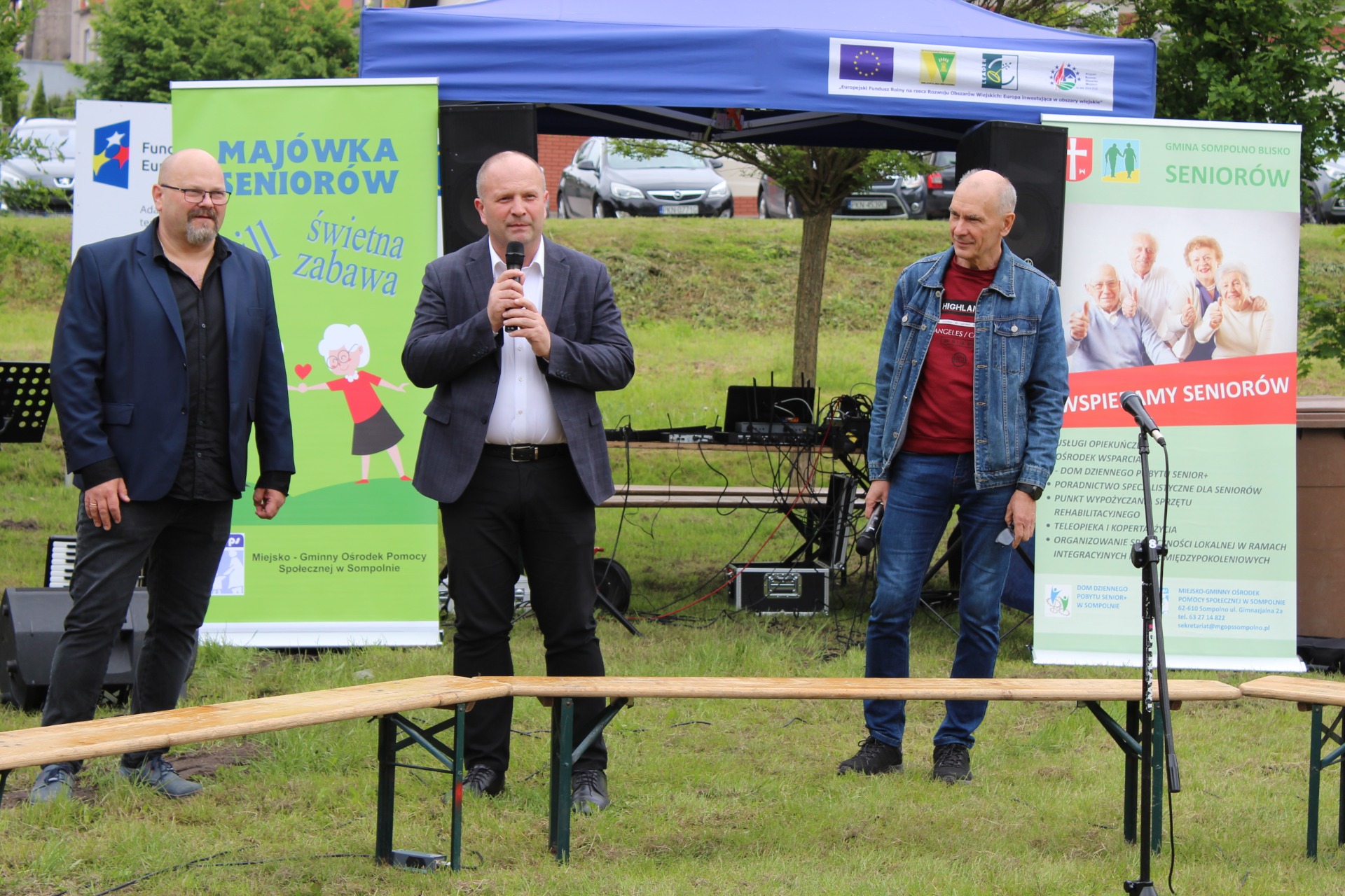 1) zdjęcie przedstawia Burmistrza Miasta Sompolno – pana Waldemara Marciniaka w towarzystwie Pana Tomasza Majewskiego - Dyrektora Miejsko-Gminnego Ośrodka Pomocy Społecznej w Sompolnie oraz Pana Andrzeja Prętnickiego – radnego rady miejskiej podczas uroczystego otwarcia Majówki Seniora