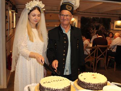 Na fotografii para młoda rozpoczynająca krojenie tortów weselnych.