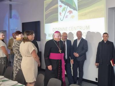 Na zdjęciu biskup, burmistrz miasta Sompolno, dyrektor MGOPS, ksiądz oraz pracownicy urzędu i dziennego centrum wsparcia.