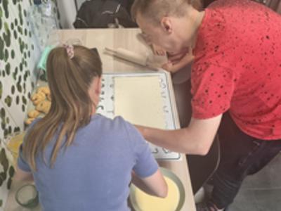 Uczestnicy podczas zajęć kulinarnych w DCW