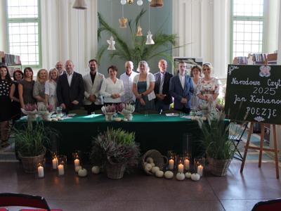 Zdjęcie grupowe przedstawiające wszystkich czytających