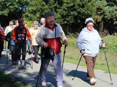 Na fotografii osoby starsze idące w marszu