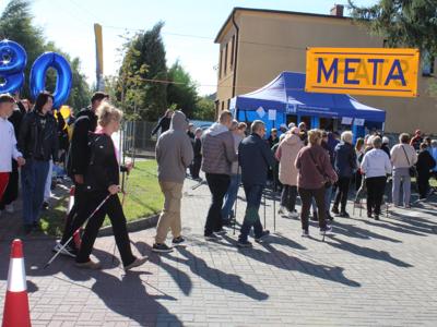 Na zdjęciu uczestnicy marszu na mecie