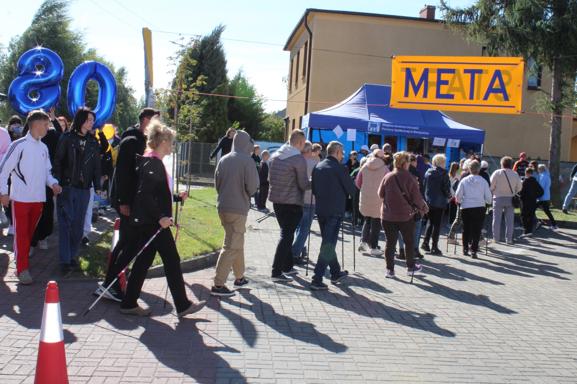 Na zdjęciu uczestnicy marszu na mecie