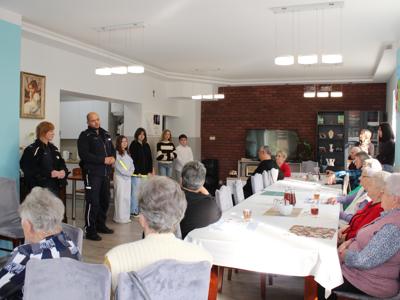 Na zdjęciu policjant i policjantka, dzieci ze szkoły w Lubstowie oraz seniorzy