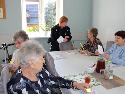 Policjantka rozmawia z seniorką