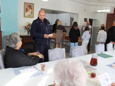 Policjant rozmawia z seniorką