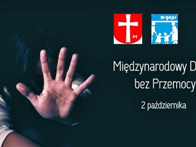 Na zdjęciu grafika informująca o międzynarodowym dniu bez przemocy. Osoba wyciągająca dłoń w geście – stop, na czarnym tle. Ma plakacie logo gminy w Sompolnie oraz MGOPS w Sompolnie