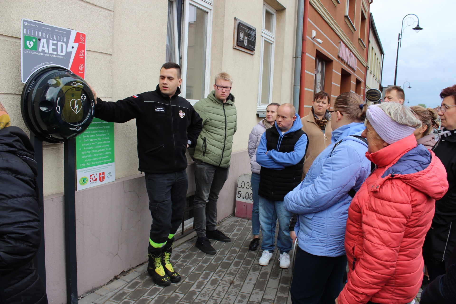 1) zdjęcie wykonane przed budynkiem MGOK w Sompolnie podczas prezentacji sprzętu AED