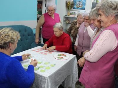 5) Na zdjęciu widzimy Seniorów podczas gdy „ Jabłuszkowe Memory”