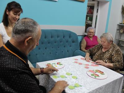 6) Zdjęcie przedstawia uczestników DDP podczas gry „Jabłuszkowe Memory)