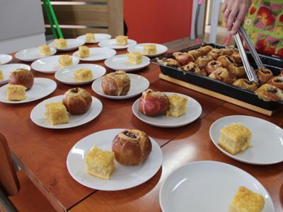 7) Na zdjęciu widać pieczone jabłka serwowane Seniorom z okazji „ Dnia Jabłka”